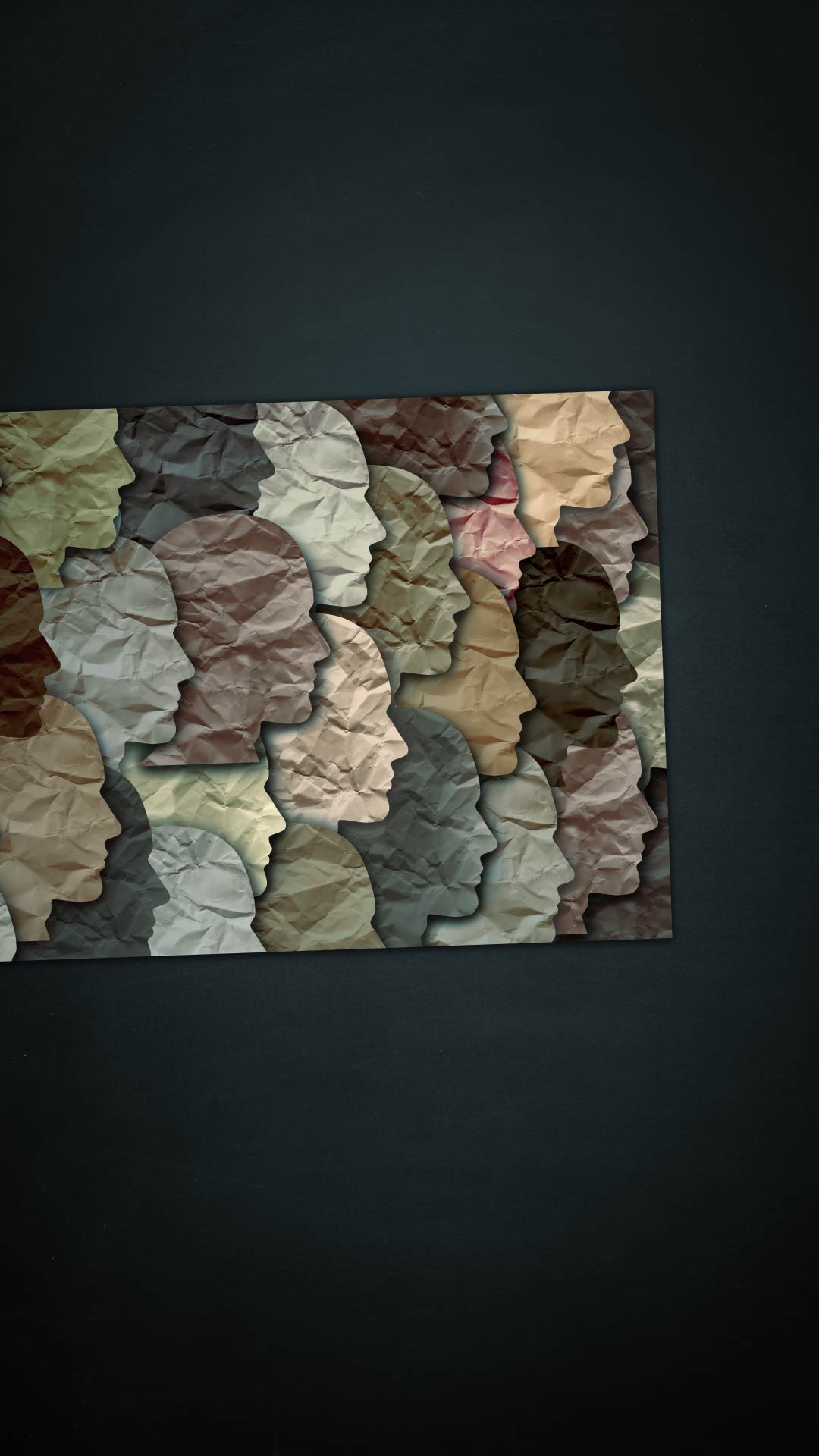 Ausgeschnittene Papierköpfe in vielen verschiedenen Hautfarben.