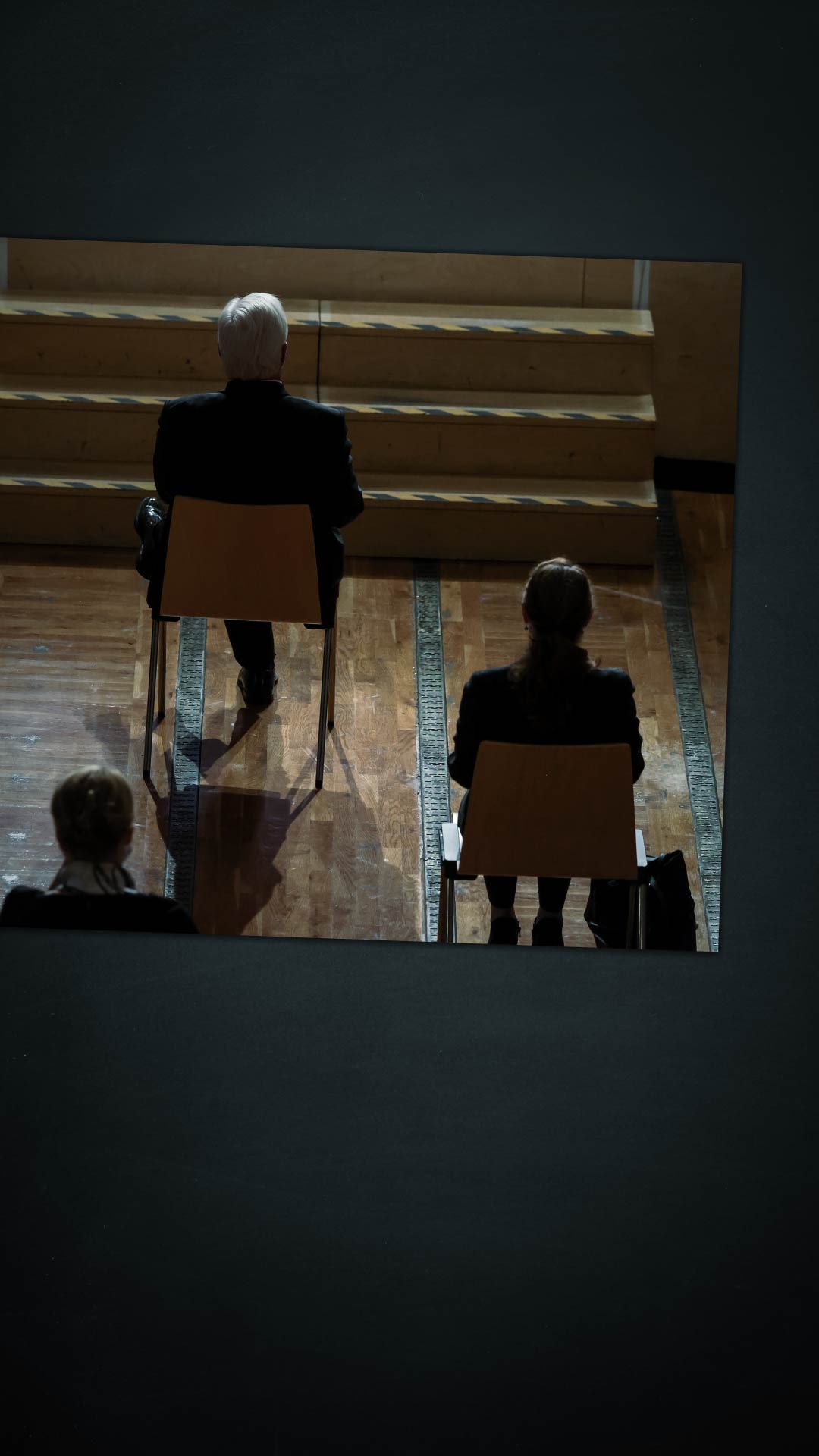 Frank-Walter Steinmeier bei Gedenkveranstaltung zum Anschlag in Halle. Er trägt Kippa und Mundschutz.