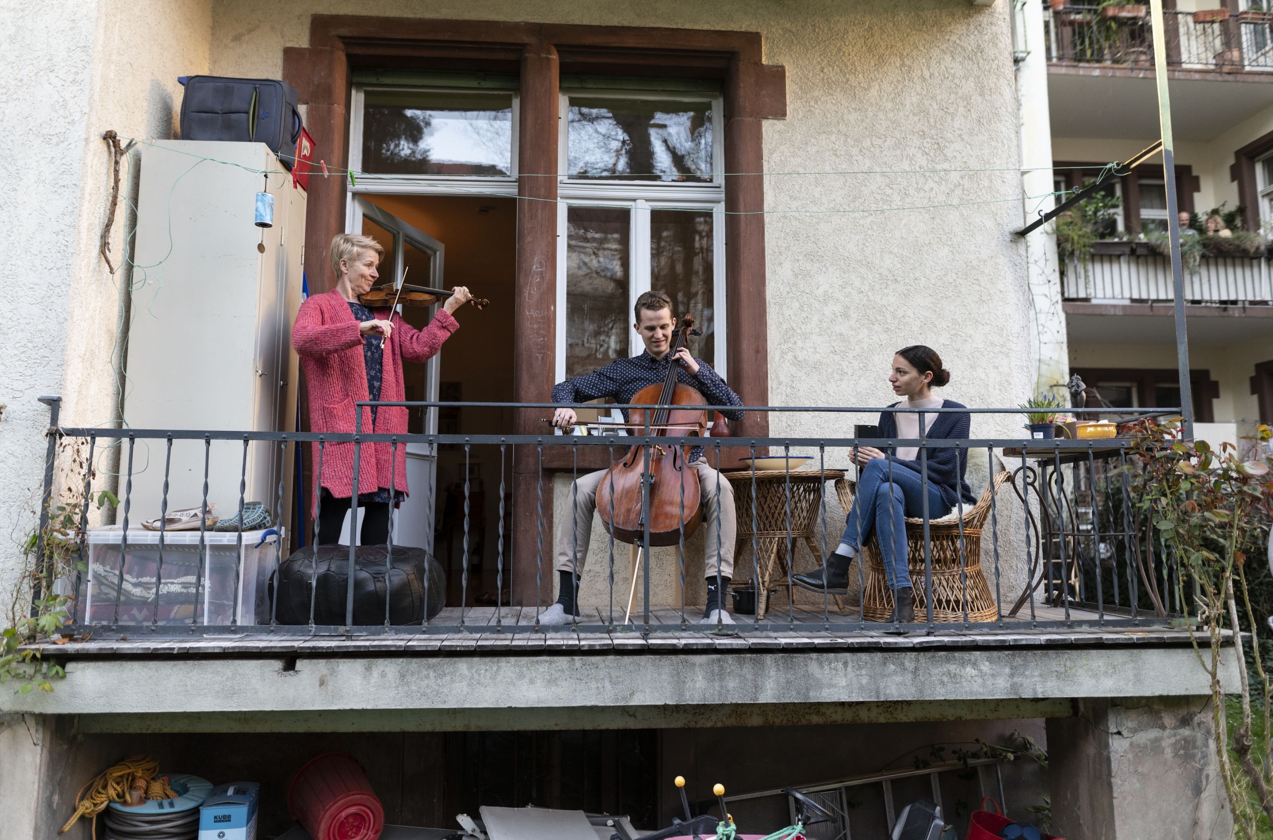 Musiker auf einem Balkon.