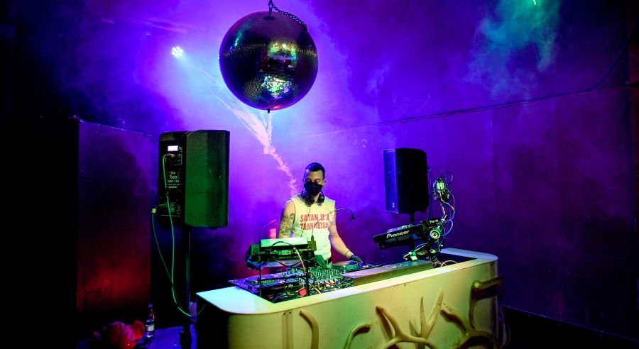 DJ am DJ-Pult.