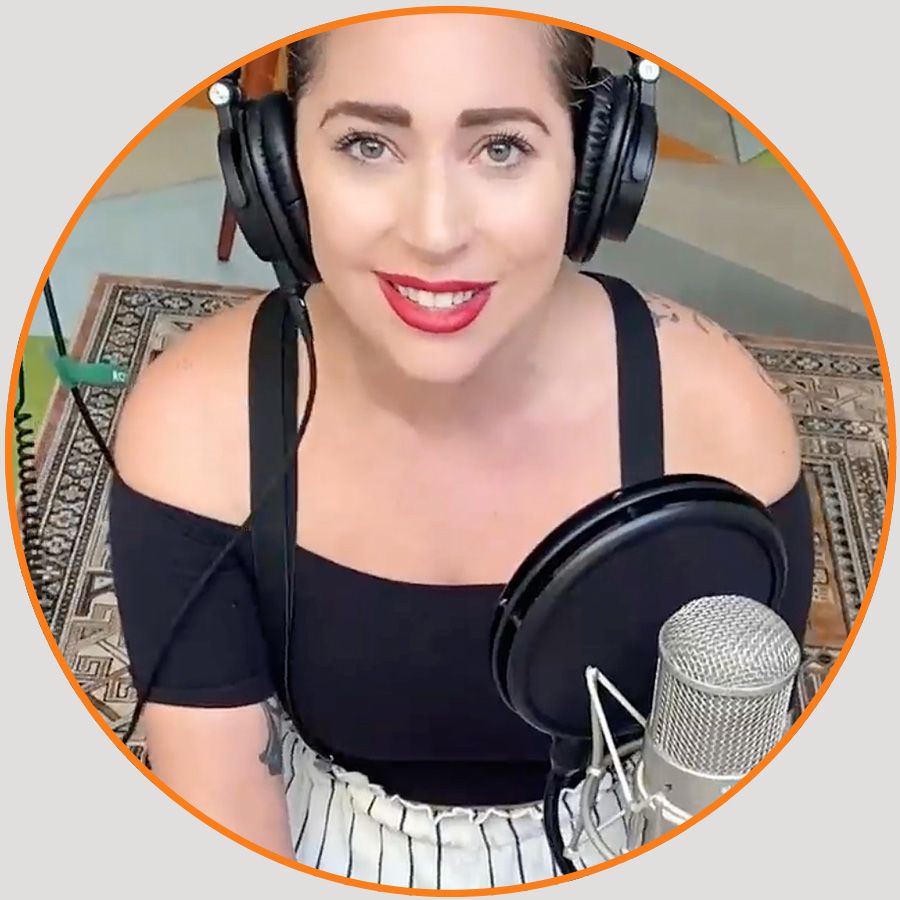 Lady Gaga sitzt vor einem Mikrofon als Teil des Global Citizen Konzerts.