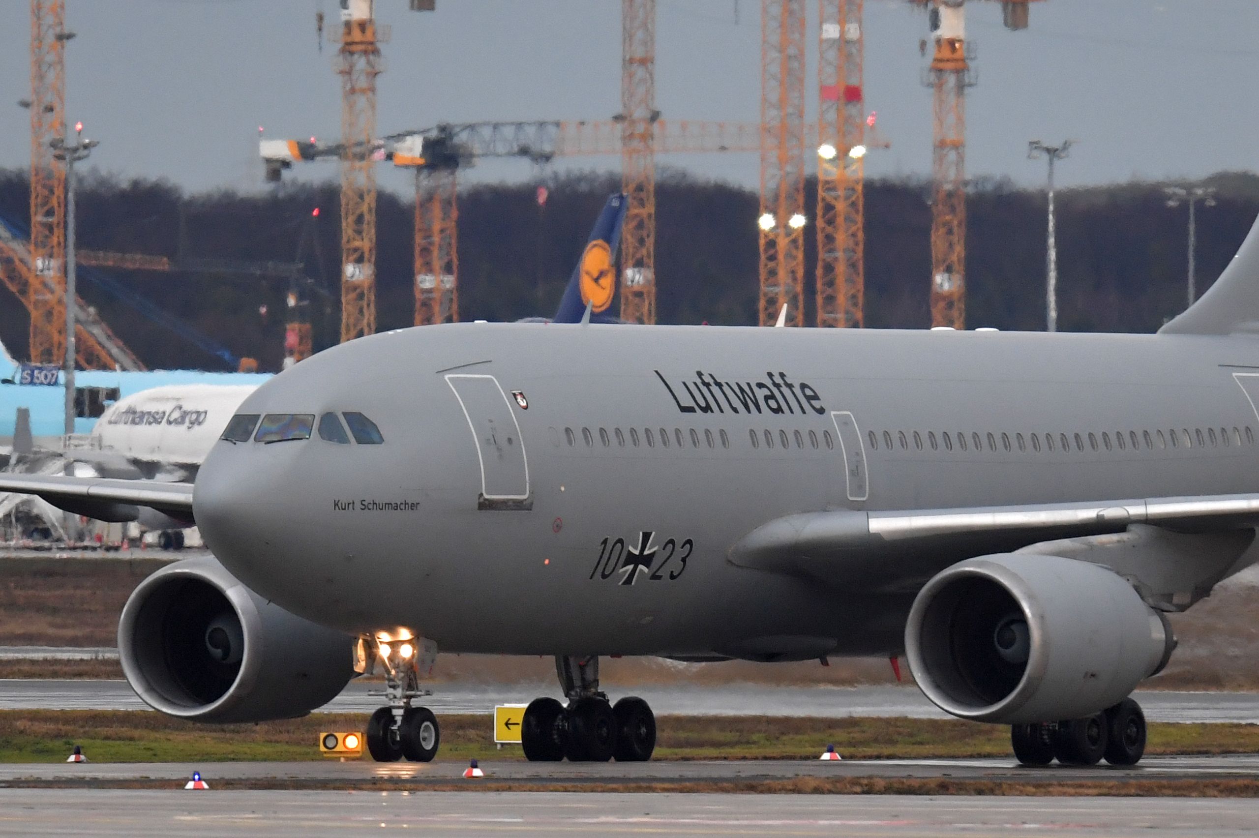 stehendes Flugzeug der Luftwaffe von außen