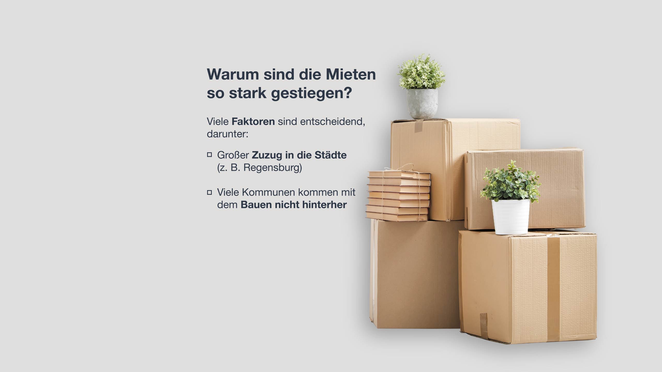 Umzugskisten, daneben steht: Warum sind Mieten so stark gestiegen? Viele Faktoren sind entscheidend, darunter: Großer Zuzug in die Städte (z. B. Regensburg). Viele KOmmunen kommen mit dem Bauen nicht hinterher.