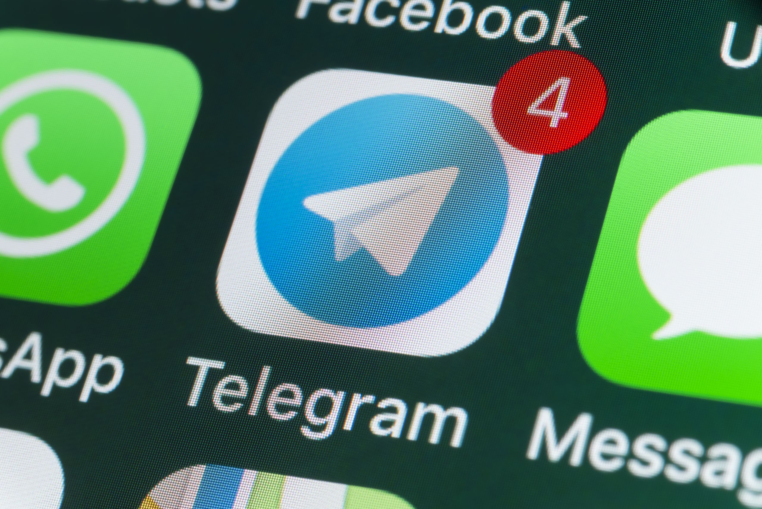 Handybildschirm mit dem Logo des Messengers Telegram