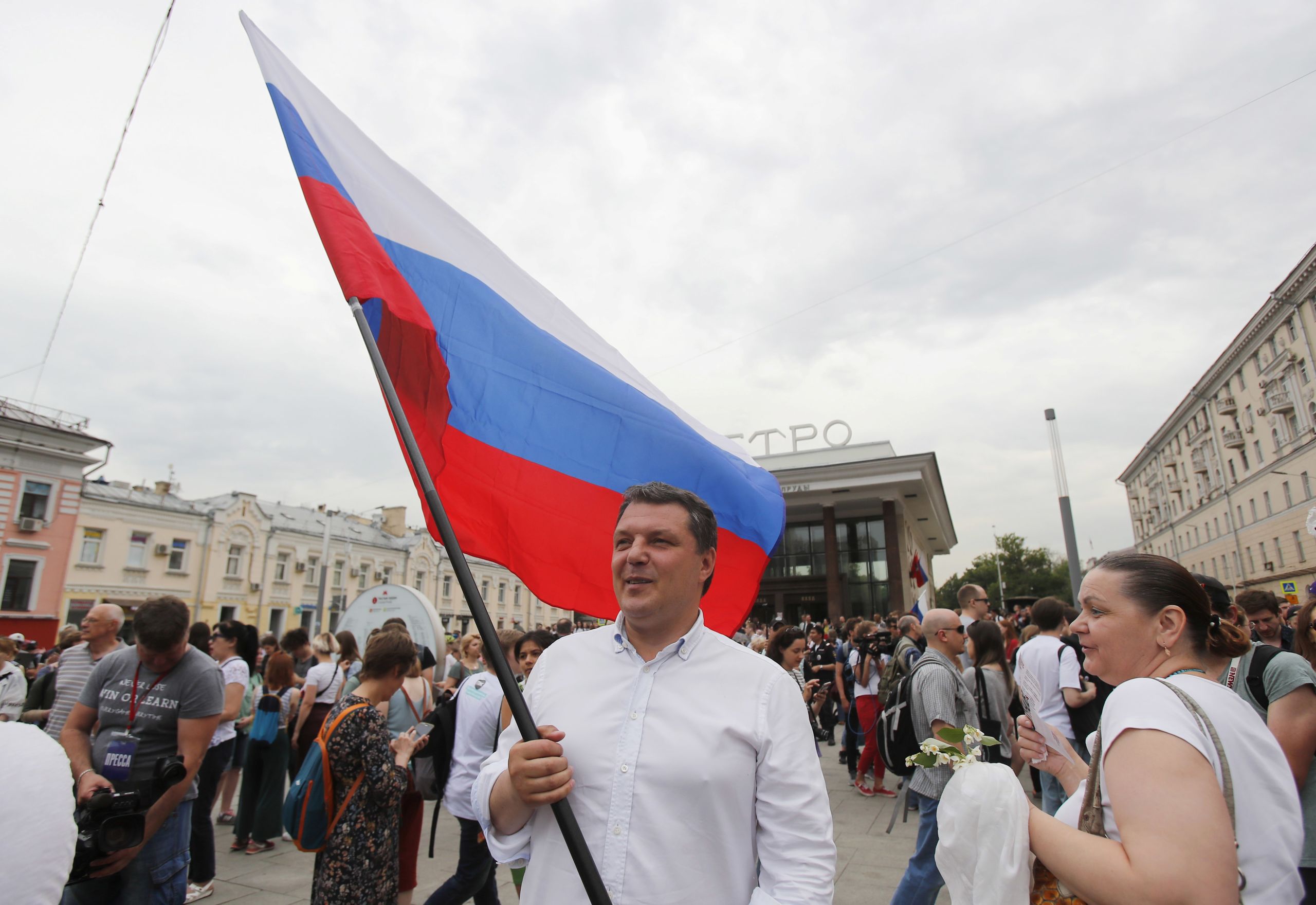 Demonstrant mit Russlandflagge in der Hand
