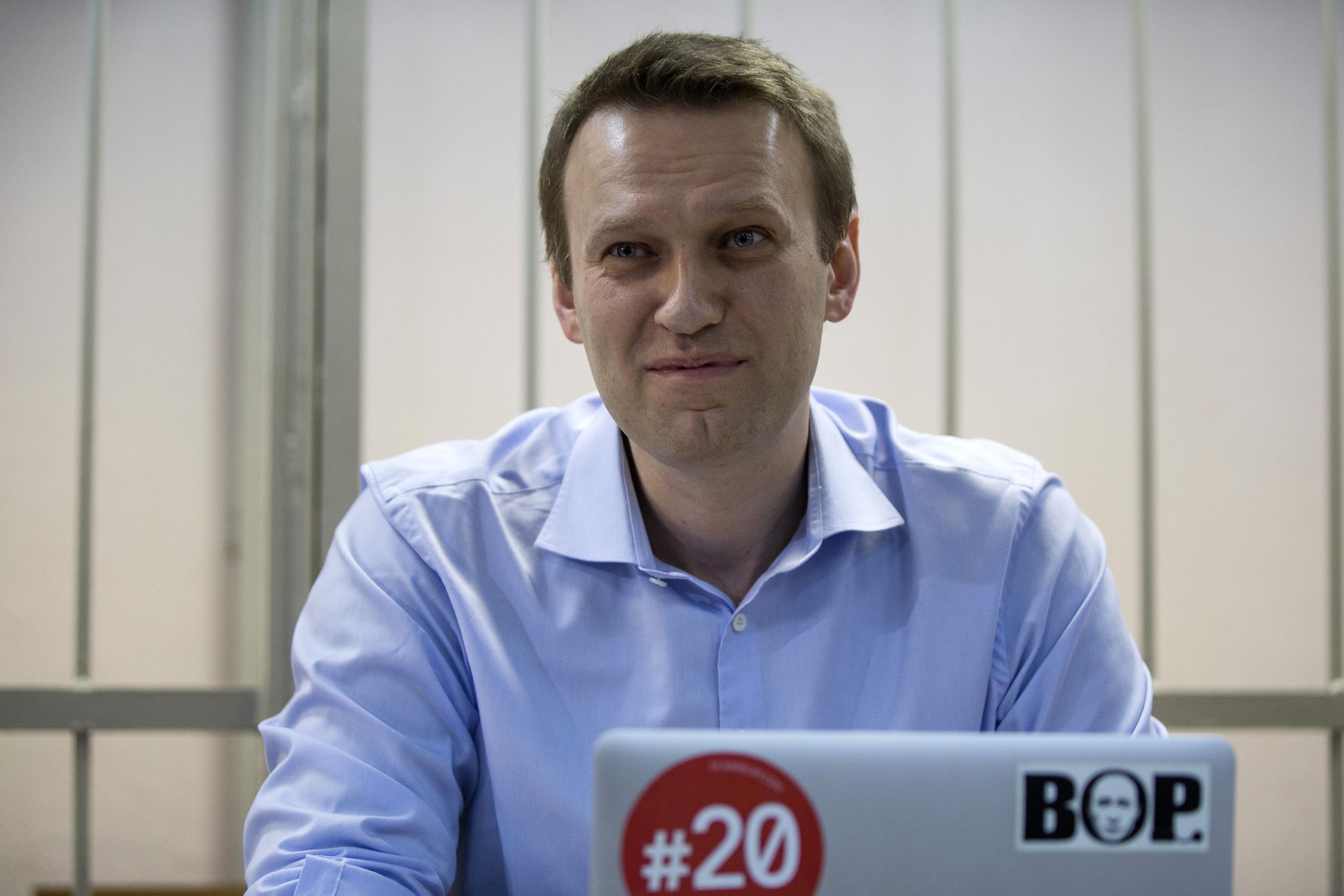 Russischer Oppositionspolitiker Nawalny vor einem Laptop