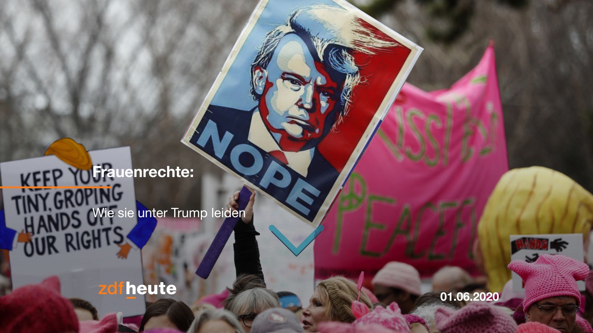 Bild von einer Frauenrechtsdemonstration mit einem Plakat auf dem Trump und "Nope" steht
